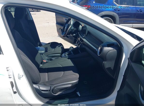 3KPF24AD6ME277214 2021 KIA FORTE White Front interior view