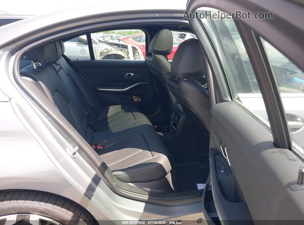 3MW89CW07S8F39092 2025 BMW 3 SERIES Silver Widok naklejki z numerem VIN