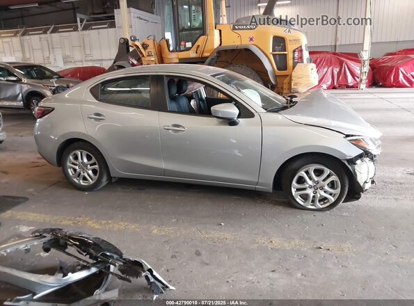 3MYDLBYV6HY169771 2017 TOYOTA YARIS IA Silver 