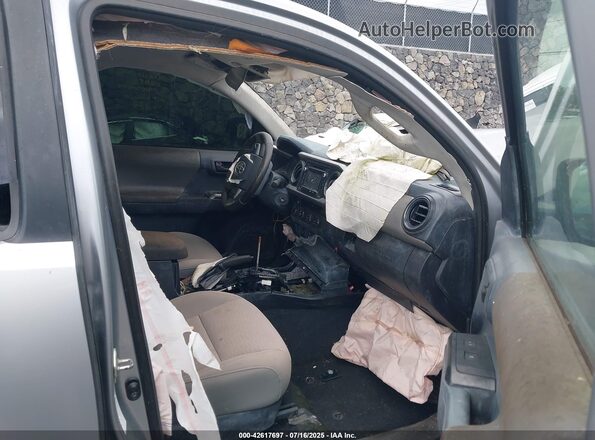 3TMCZ5AN0JM124066 2018 TOYOTA TACOMA Silver Widok wnętrza z przodu