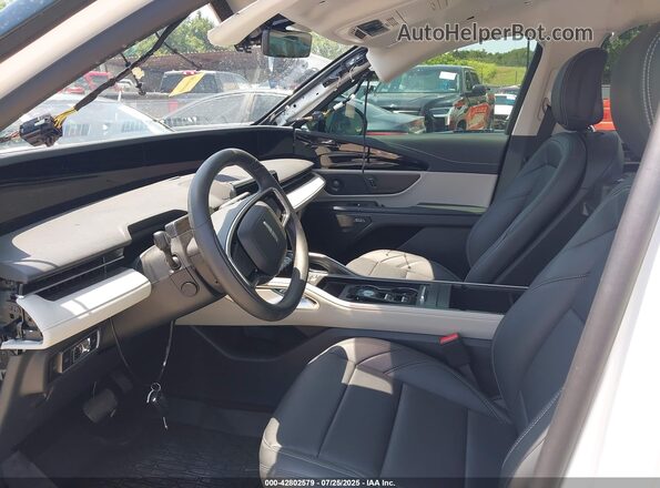 5LMPJ8JA6SJ909478 2025 LINCOLN NAUTILUS White Widok wnętrza z przodu