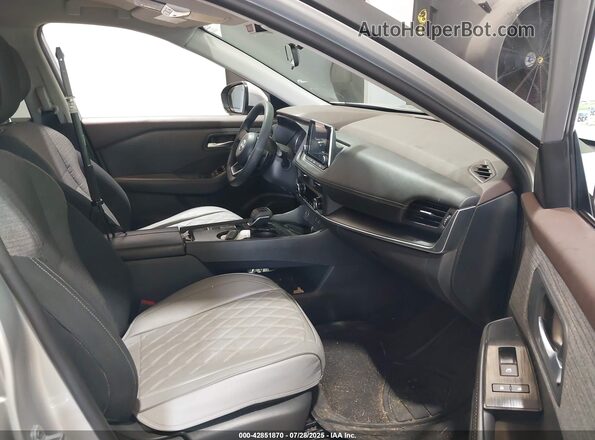 5N1BT3BAXPC788605 2023 NISSAN ROGUE Серебряный Вид салона спереди