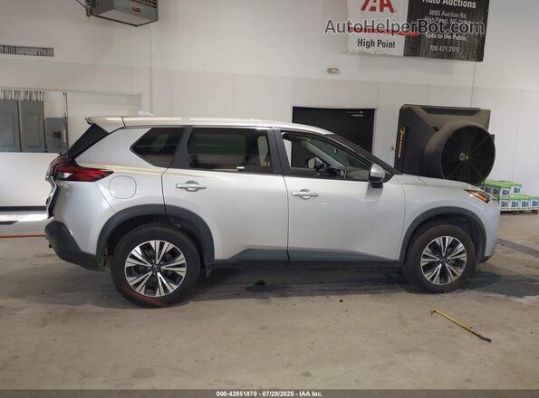 5N1BT3BAXPC788605 2023 NISSAN ROGUE Серебряный Вид задней части салона