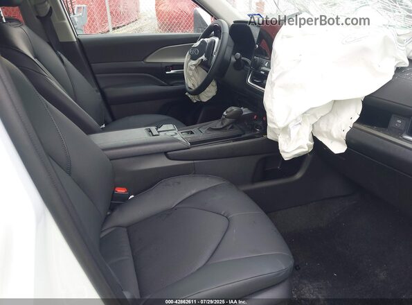 5TDAAAB55SS084459 2025 TOYOTA LE White Вид салону спереду