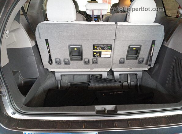 5TDZZ3DC1LS064570 2020 TOYOTA SIENNA  Rear interior view