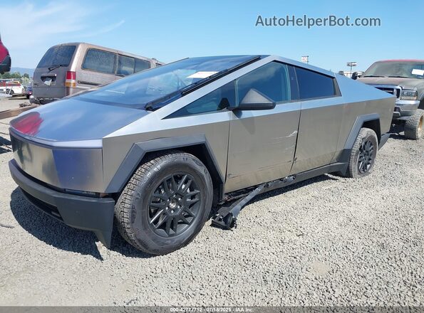 7G2CEHED0SA074770 2025 TESLA CYBERTRUCK Silver Առջևի ձախ երեք քառորդ տեսարան