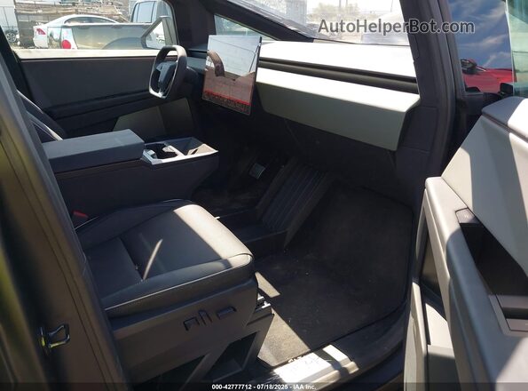 7G2CEHED0SA074770 2025 TESLA CYBERTRUCK Silver Սալոնի դիմացի տեսք