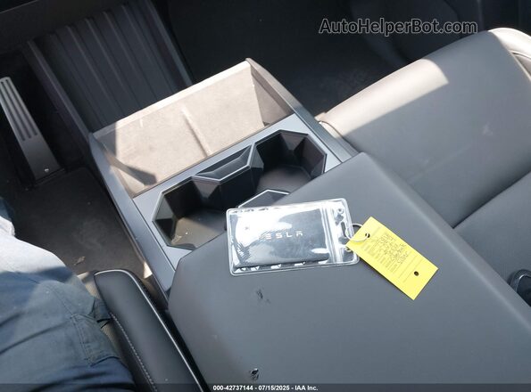 7G2CEHED3RA049596 2024 TESLA CYBERTRUCK Silver წინა პანელის ხედი