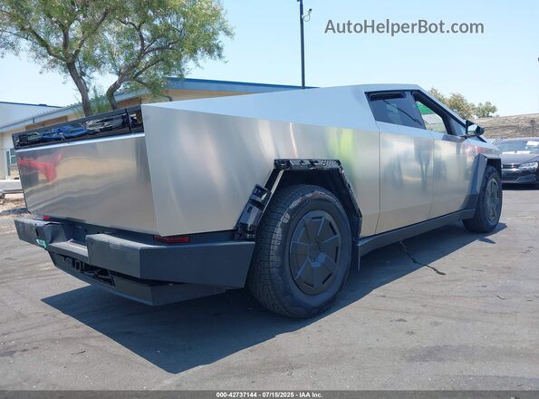 7G2CEHED3RA049596 2024 TESLA CYBERTRUCK Silver წინა ხედი