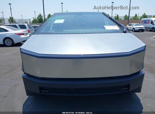 7G2CEHED3RA049596 2024 TESLA CYBERTRUCK Silver ხელსაწყოთა პანელის ხედი