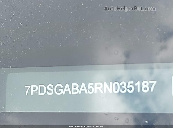 7PDSGABA5RN035187 2024 RIVIAN R1S White 