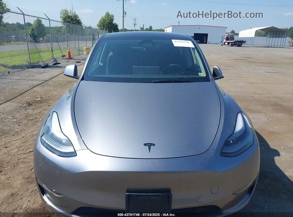7SAYGDEE9SF219847 2025 TESLA MODEL Y Silver წინა ხედი