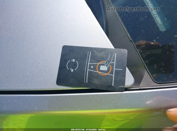 7SAYGDEE9SF219847 2025 TESLA MODEL Y Silver წინა პანელის ხედი