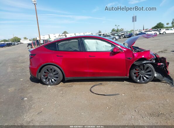 7SAYGDEF7RF105137 2024 TESLA MODEL Y Red Rear interior view