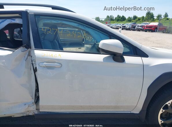 JF2GTACC7M9291066 2021 SUBARU CROSSTREK White Front interior view