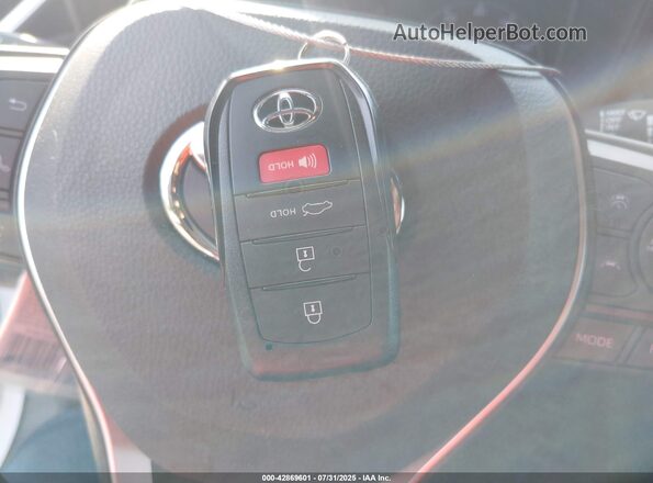 JTDBDMHE7S3020087 2025 TOYOTA LL White Առջևի վահանակի տեսք