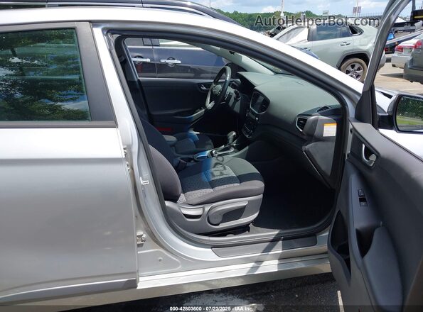 KMHC65LD3KU185157 2019 HYUNDAI IONIQ PLUG-IN HYBRID Серебряный Вид салона спереди
