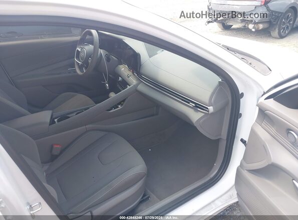 KMHLS4DG2RU665943 2024 HYUNDAI ELANTRA White Widok wnętrza z przodu