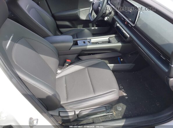 KMHM34AC3PA045667 2023 HYUNDAI IONIQ 6 White Widok wnętrza z przodu