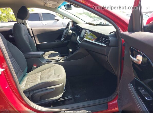 KNDCB3LC6N5509504 2022 KIA NIRO Красный Вид салона спереди