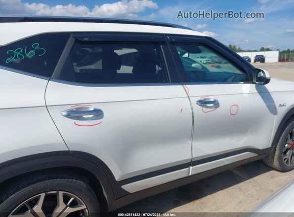 KNDETCA2XM7199487 2021 KIA SELTOS White 