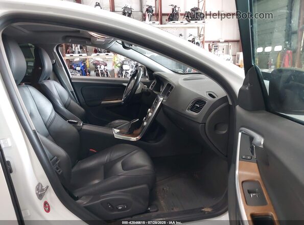LYV612TM3GB091585 2016 VOLVO S60 INSCRIPTION White Widok wnętrza z przodu