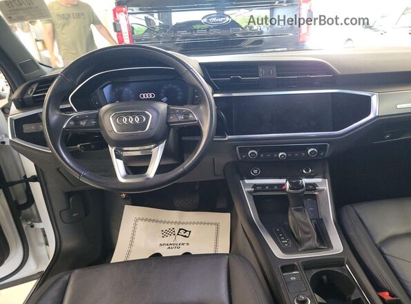 WA1DECF32P1100878 2023 AUDI Q3  Vista del salpicadero