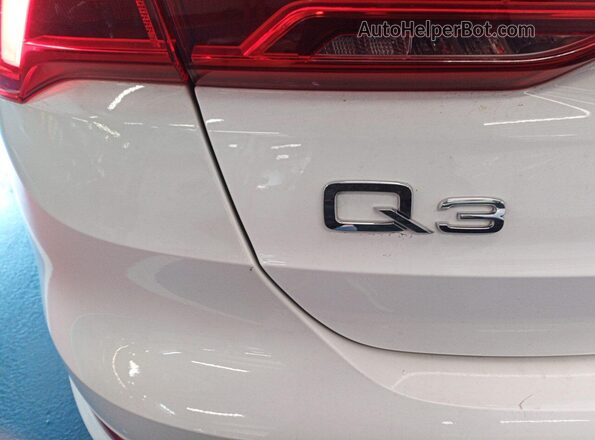 WA1DECF32P1103165 2023 AUDI Q3  Widok komory silnika
