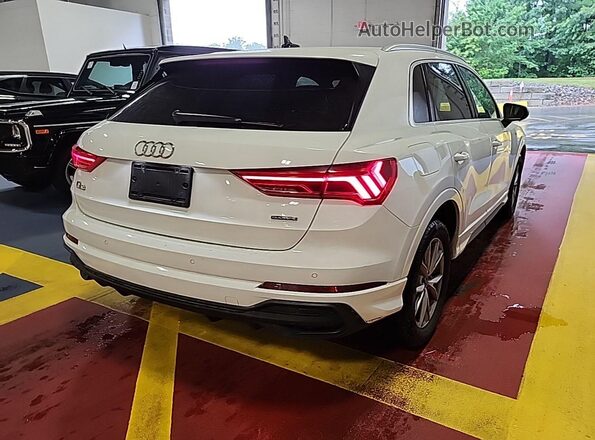WA1DECF33P1105667 2023 AUDI Q3  Widok tylnych siedzeń