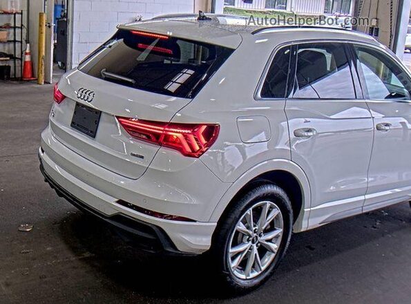 WA1DECF39P1064073 2023 AUDI Q3  Vista del compartimento del motor