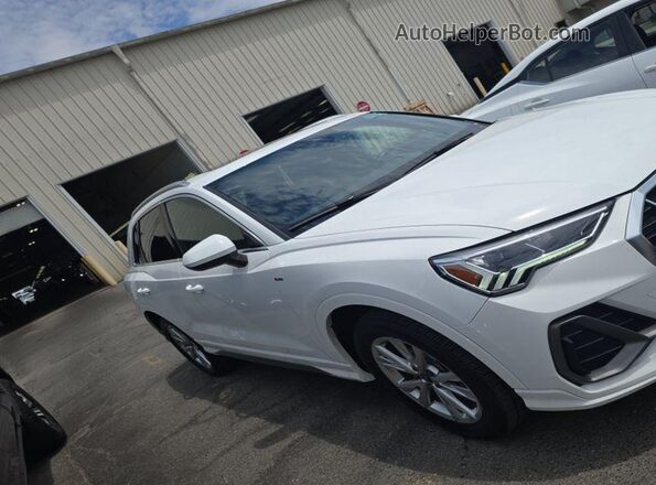 WA1DECF39P1106113 2023 AUDI Q3  Vista interior trasera