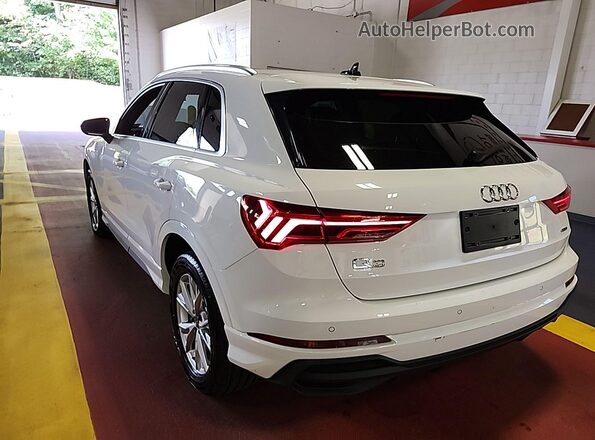 WA1DECF39P1106886 2023 AUDI Q3  Vista interior trasera