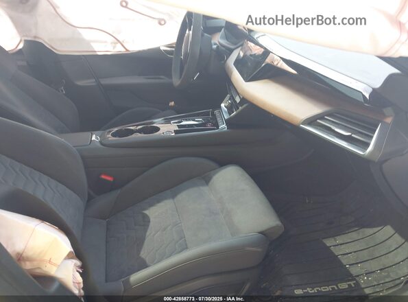 WAUDJBFW1R7001133 2024 AUDI E-TRON White წინა სალონის ხედი