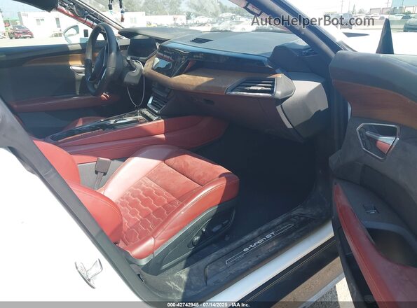 WAUFJBFW4R7001040 2024 AUDI E-TRON White Widok wnętrza z przodu