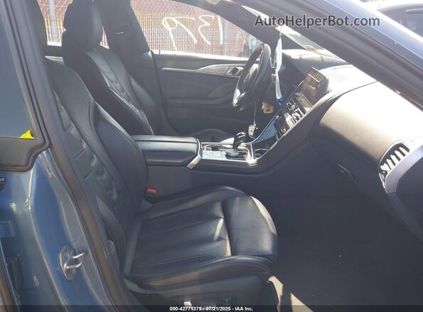 WBAGV8C02NCH89994 2022 BMW M8 Синий Вид салона спереди