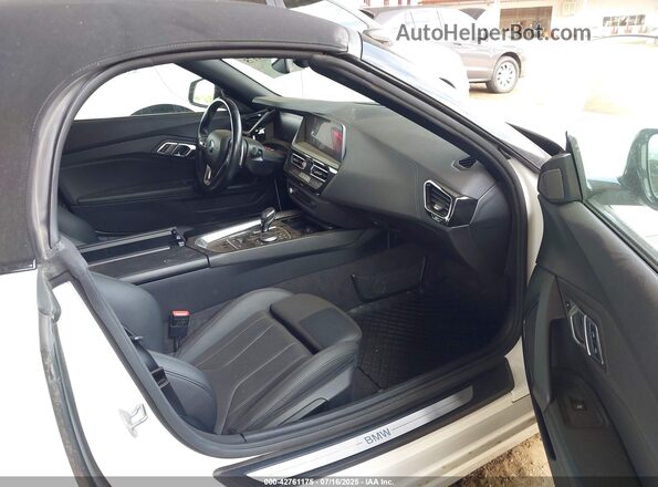 WBAHF3C0XMWX18783 2021 BMW Z4 White Вид салону спереду