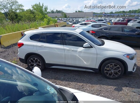 WBXJG9C0XM5T44737 2021 BMW X1 White Vista interior trasera