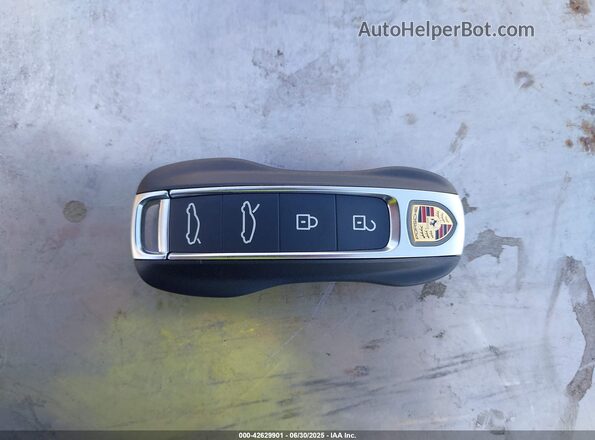WP0AA2Y10SSA08247 2025 PORSCHE TAYCAN Gray Widok deski rozdzielczej