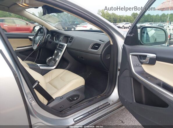 YV126MFL4J2452324 2018 VOLVO S60 Silver Front interior view