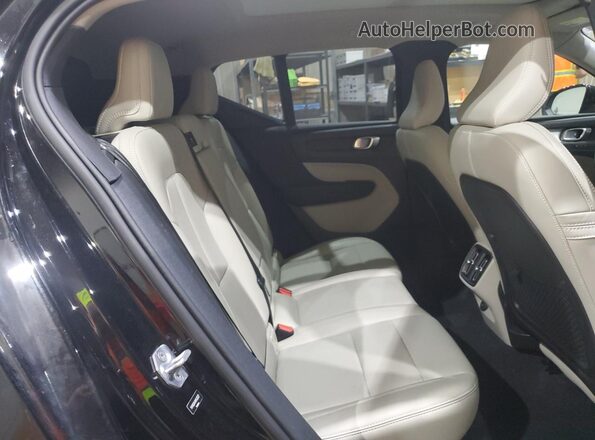 YV4162UK4M2432527 2021 VOLVO XC40 Черный 