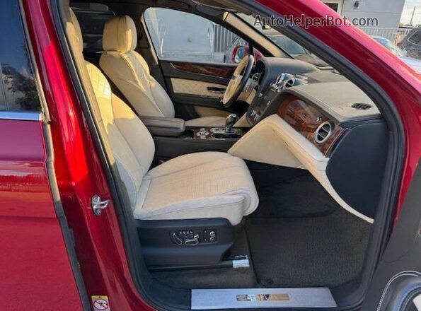 SJAAC2ZV1HC014037 2017 BENTLEY BENTAYGA Красный Вид панели приборов
