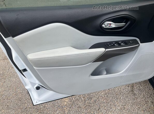 1C4PJLLB3MD226896 2021 JEEP CHEROKEE  Front interior view