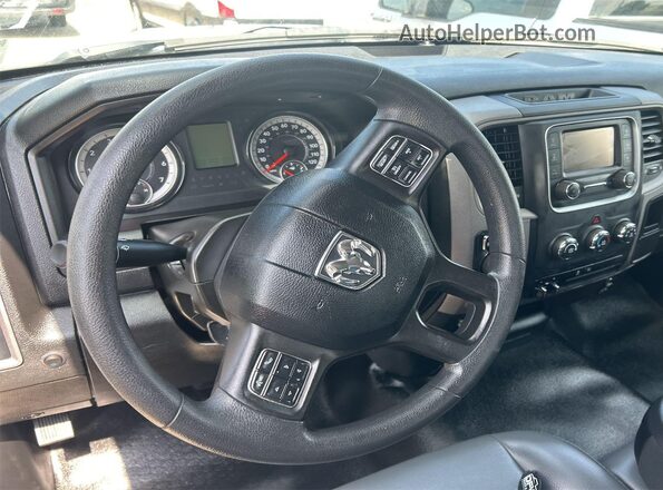 1C6RR7FG5PS593533 2023 RAM 1500 CLASSIC  Widok wnętrza z przodu