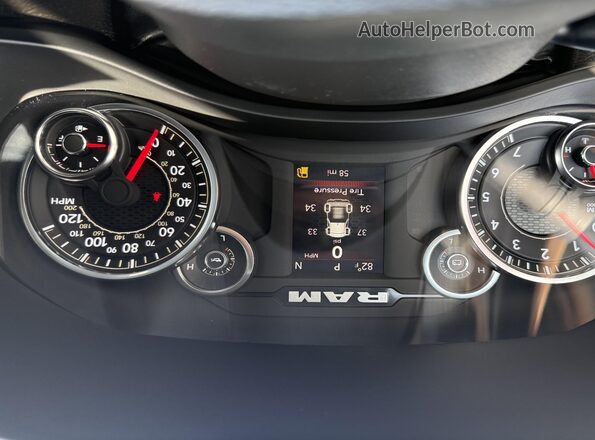 1C6RRFGGXRN221910 2024 RAM 1500  Widok zestawu wskaźników