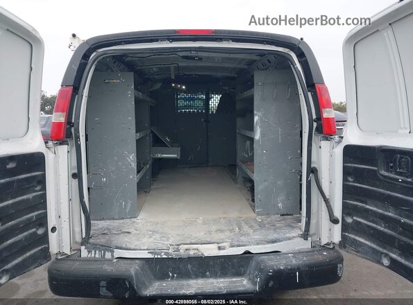 1GCWGAFF3H1112868 2017 CHEVROLET EXPRESS White VIN կոդի պիտակի տեսք