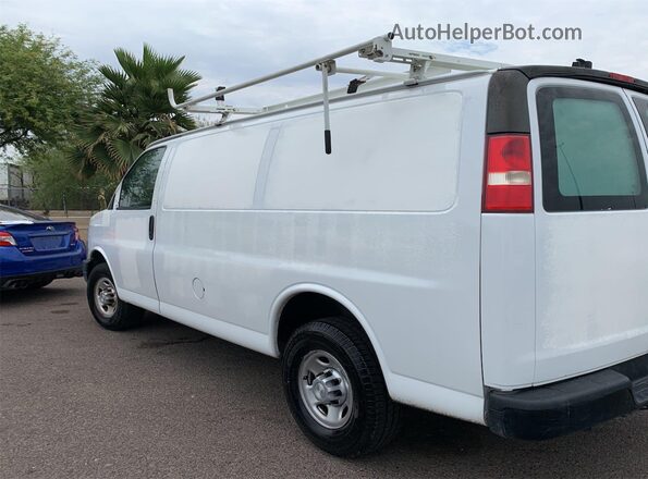 1GCWGAFPXJ1199215 2018 CHEVROLET EXPRESS White Widok wnętrza z tyłu