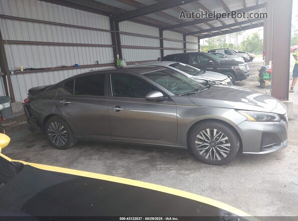 1N4BL4DV6PN375424 2023 NISSAN ALTIMA Серый Вид задней части салона