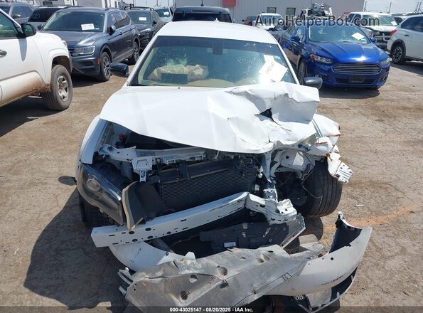 2C3CCAAG4PH676712 2023 CHRYSLER 300 White ხელსაწყოთა პანელის ხედი