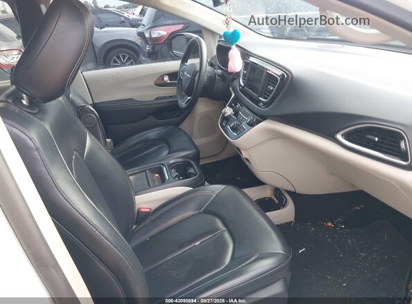 2C4RC1DG7LR144635 2020 CHRYSLER VOYAGER White Front interior view