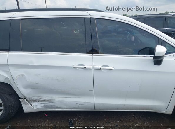 2C4RC1DG7LR144635 2020 CHRYSLER VOYAGER White Rear interior view